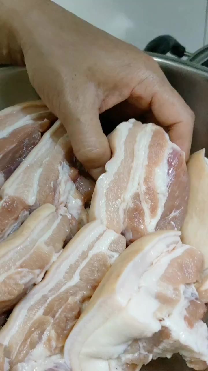 农家特色精品五花制作,熏肉教程超诱人