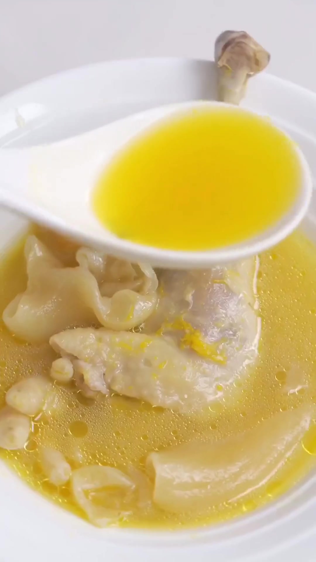 今天教大家做一道金汤花胶鸡,能够美白养颜哦