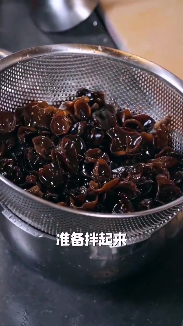 夏日凉拌木耳做法简单,清凉酸爽又营养!
