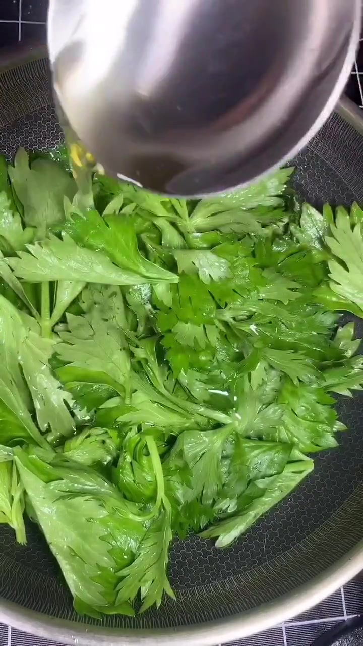 芹菜叶这么做叫蒸苦累,还能换豆角等食材