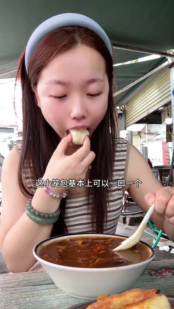 今天公公买虾，婆婆做鸡爪虾堡，好好吃～