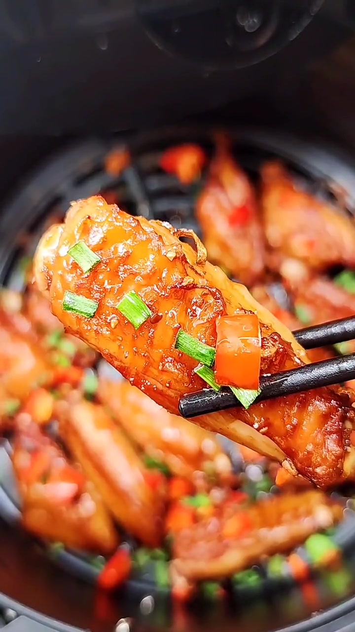 不用一滴油，蒜香烤鸡翅鲜嫩入味，好吃到舔手指