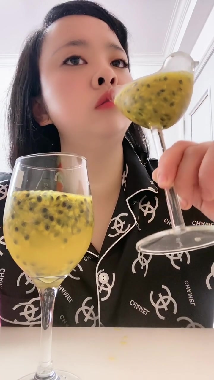 杯子装绿豆粥喝