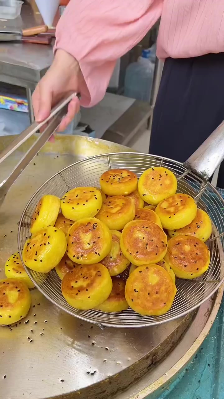 石磨玉米饼配方：鲜玉米一斤，半斤白面粉，50克糯米粉，8克泡打粉，50克白糖，10克吉士粉