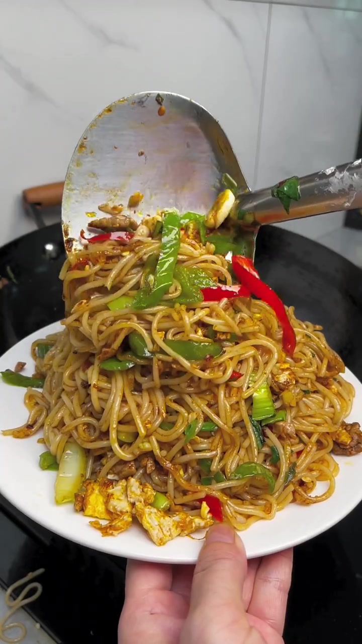 鸡蛋肉肉炒米粉贼拉香啊好有食欲啊,你能吃几碗啊?