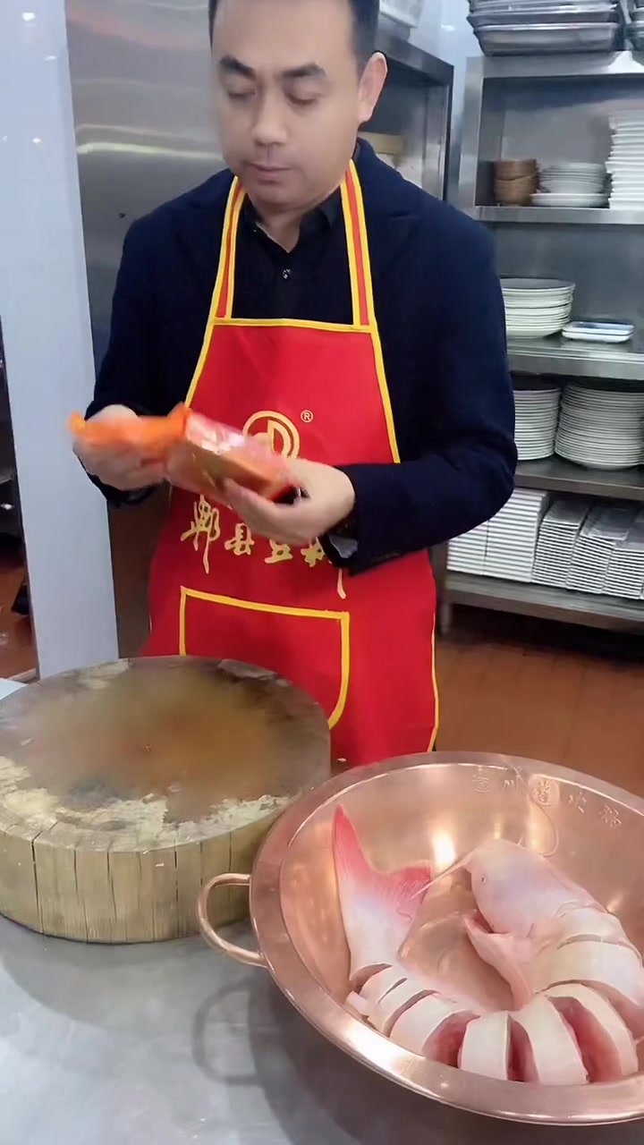 铁锅(铜锅)炖鱼好吃的