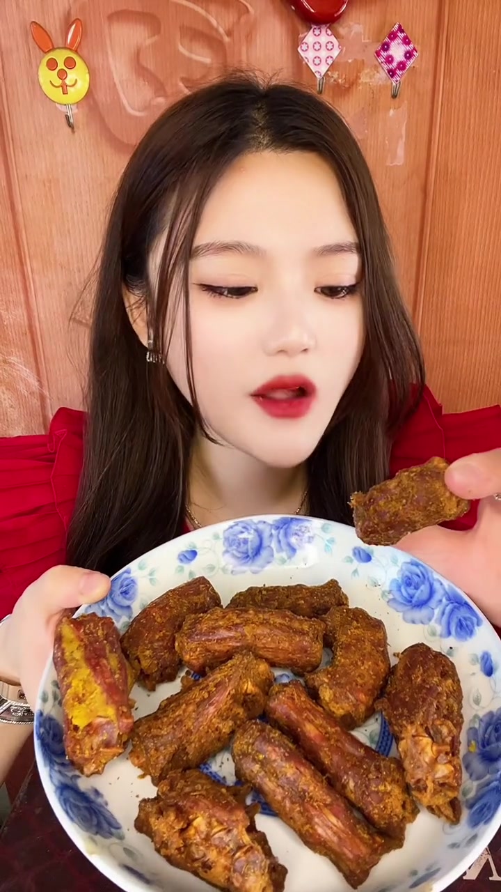 风干香酥鸭脖:这个鸭脖绝对的好吃蛋黄味的是我的最爱呀口感有嚼劲好吃姐妹们一定要尝尝