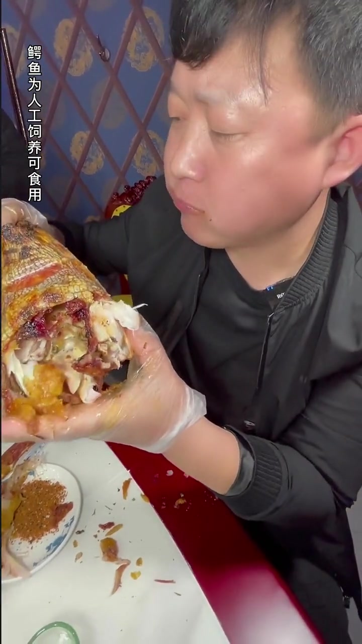 在武汉第一次烤鳄鱼,别说还挺好吃