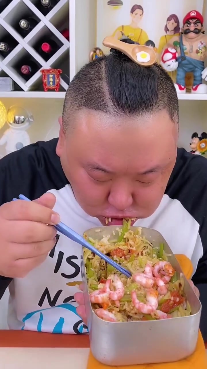 盒饭菜搭配烤肘子