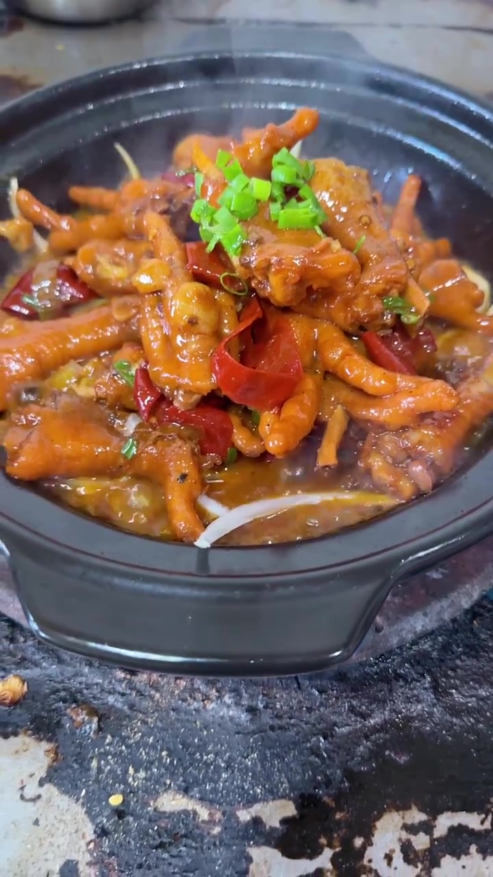 压锅鸡手，鸡手专属酱汁，味道更浓郁，软烂适中，越吃越想吃
