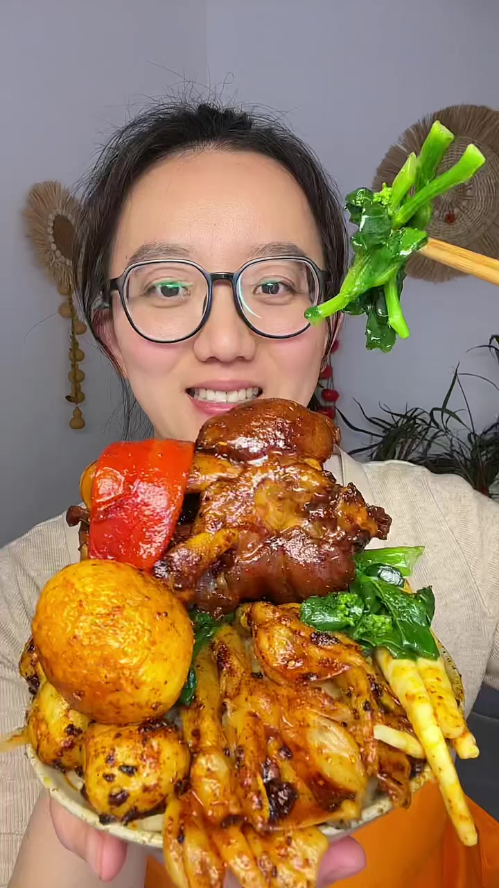 香迷糊了！今天吃鸭掌，猪蹄，麻辣鱼丸，这个大猪蹄子，真的是软糯Q弹，轻轻一嗦，就脱骨，满满