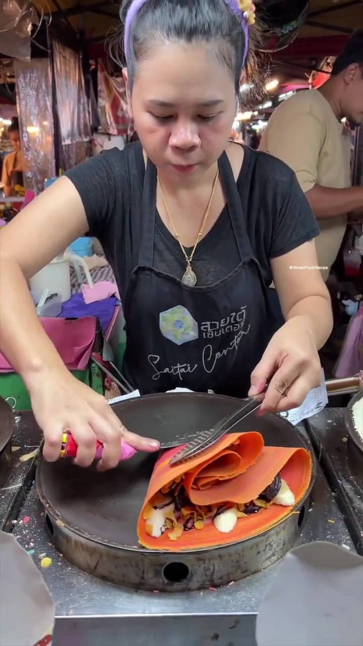 泰国街头彩色煎饼果子,美食五颜六色