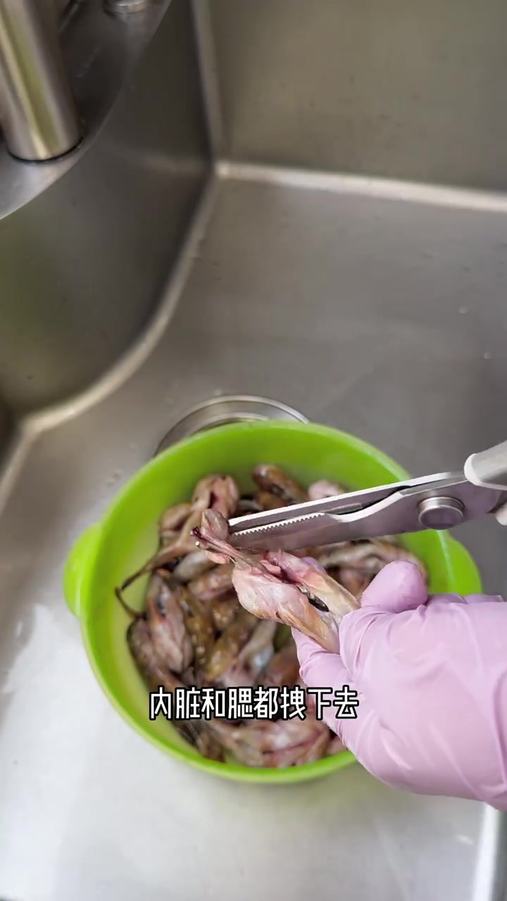 这小鱼一根刺,肉乎滴好吃~