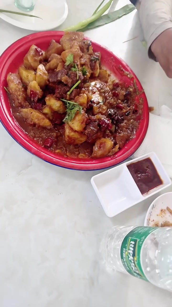 吃饭时有人陪唠嗑还被嫌火马肉炖土豆竟被说不好吃