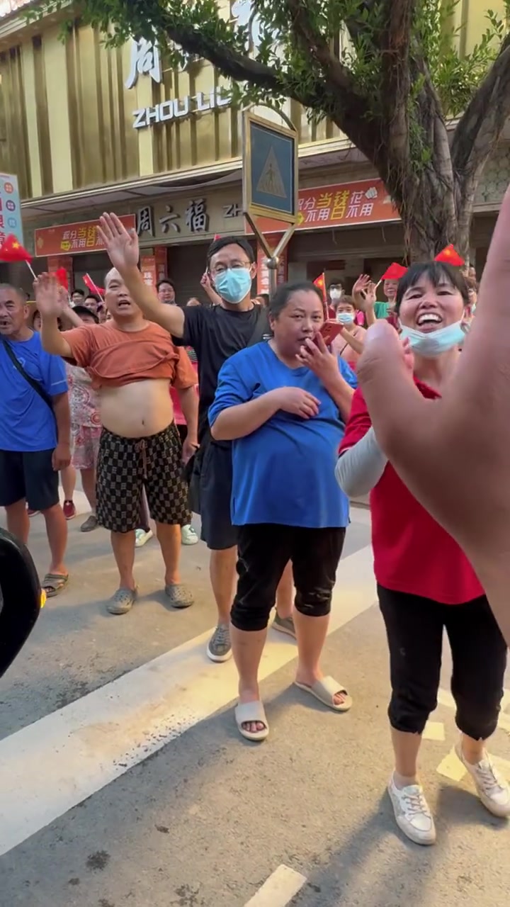 「中国人的团结再一次具象化了!榕江民众自发排6公里长队,含泪送别救援队员」近期,贵州榕江因