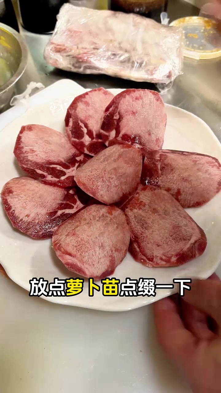 在烤肉店直接摆盘出品、边吃边学才能加深印象！