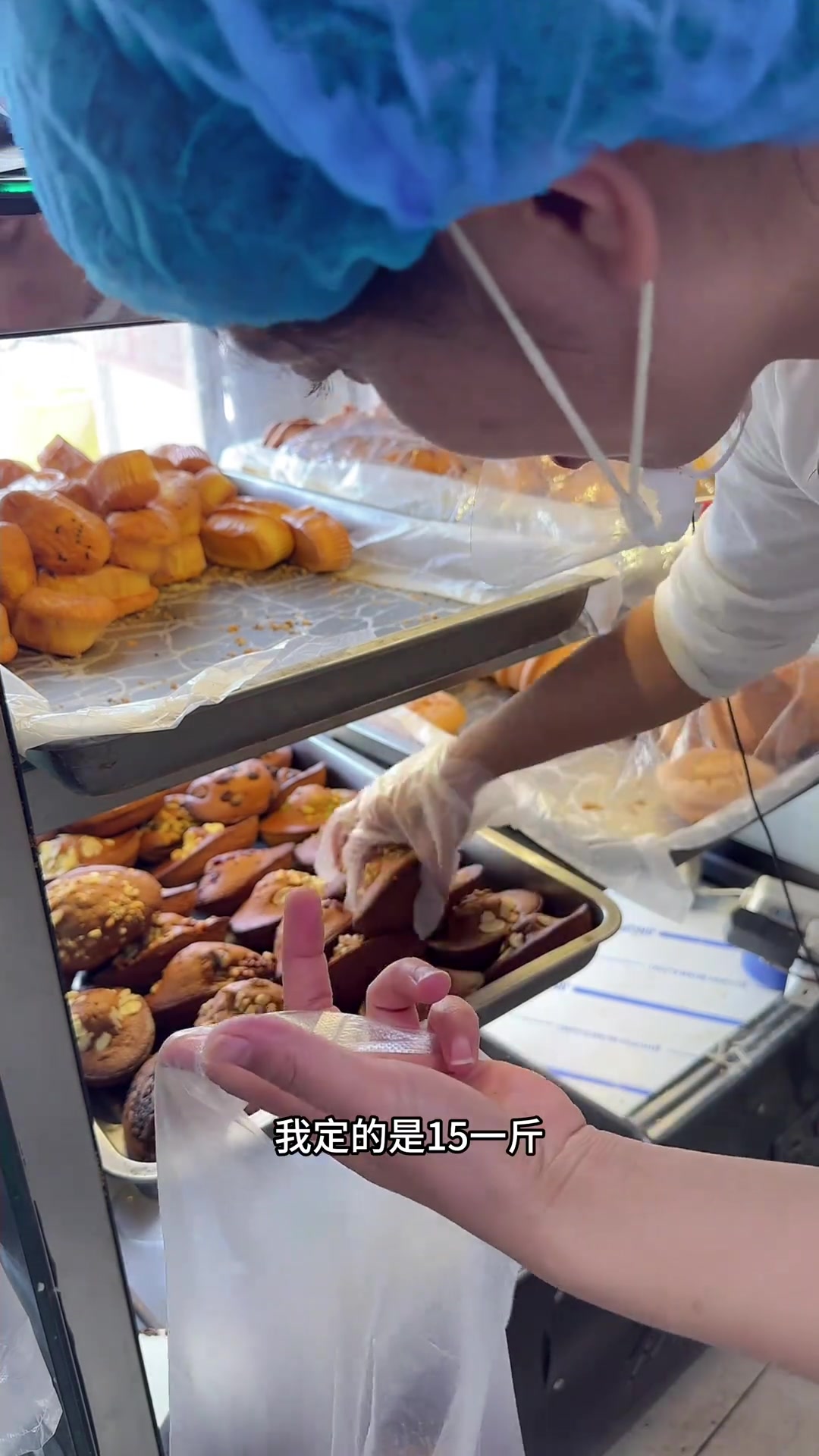 顾客买蛋糕送人,要了6盒蛋糕