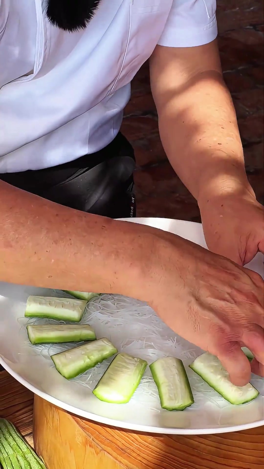 吴川年例菜第三期第十六道菜:蒜蓉蒸胜瓜,上菜啦!