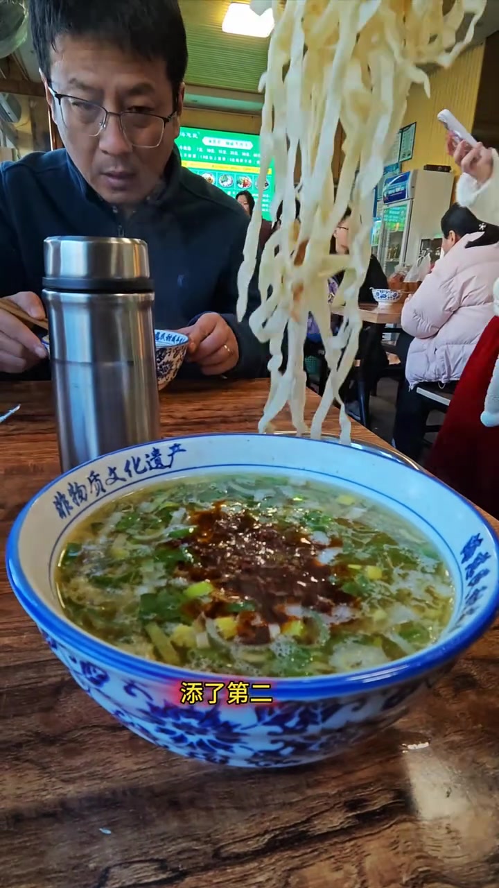 洛阳牛肉汤三件套:牛肉汤、饼丝、海碧汽水