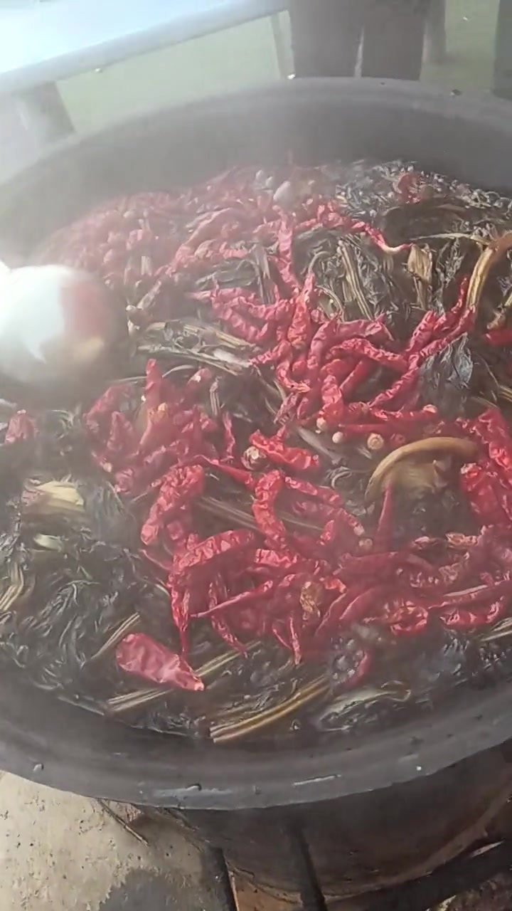 在这个季节里，烀上一锅花菜叶大豆花生米咸菜，这就是最好的下饭菜、下酒菜