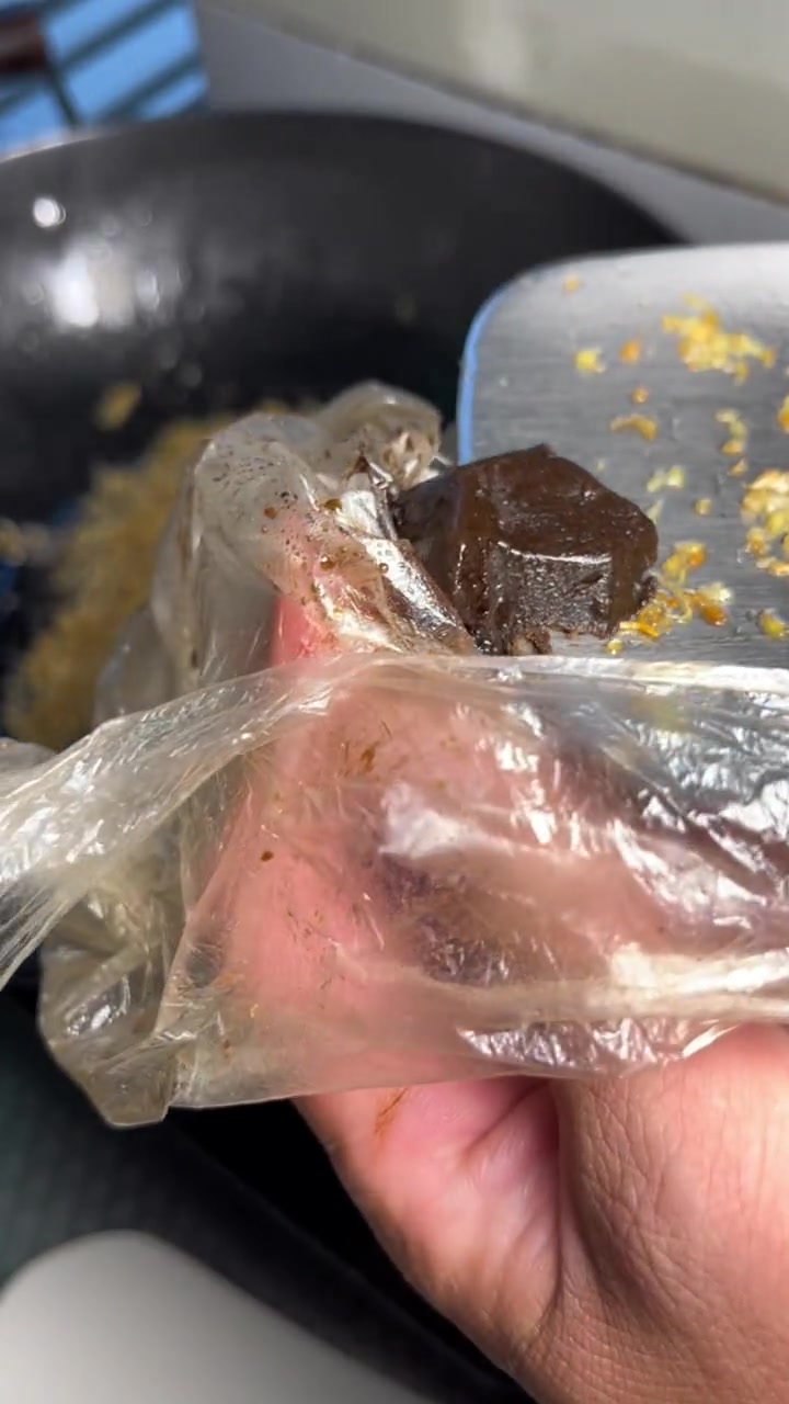 小时候生活困难，经常都是吃黄瓜干，有时候直接焖这个吃，有时候放一点五花肉一起煲！那时候吃得