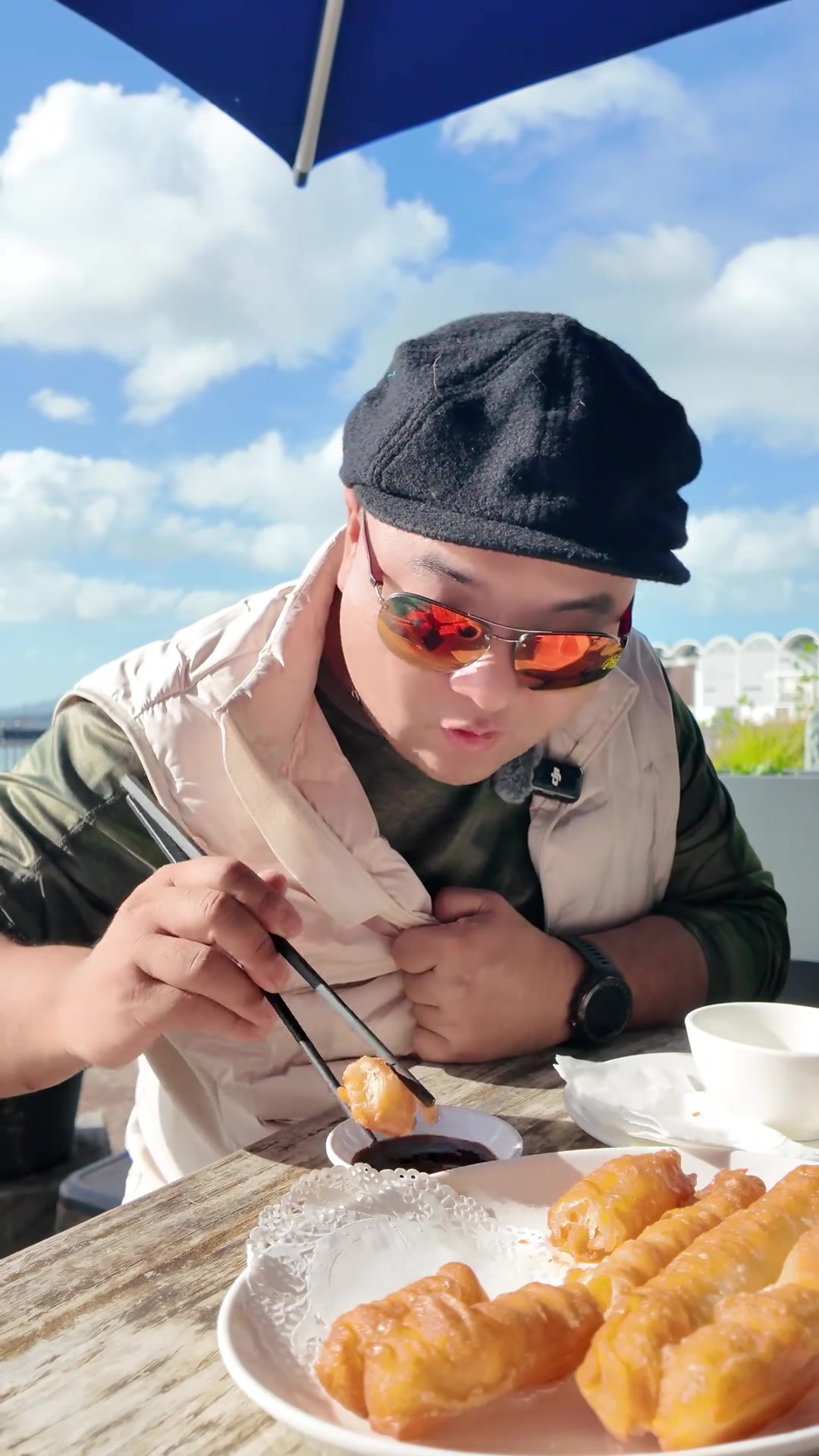 出国倒垃圾嘿嘿嘿！终于可以光明正大倒垃圾了！没人能抓到我！今天搞根油条弄盘咕咾肉得得米道看