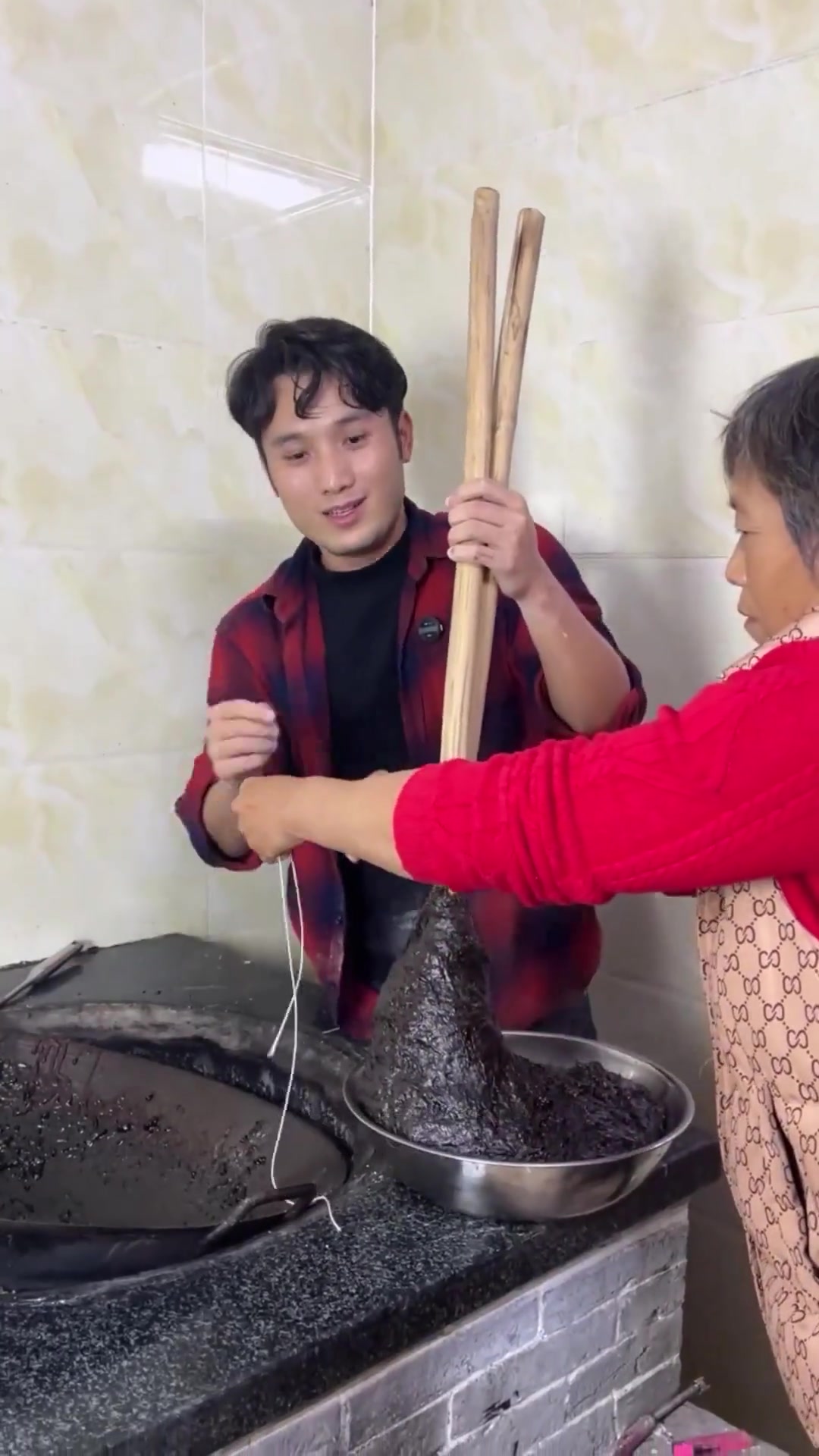 敢不敢吃黑乎乎的年糕鸡屎藤风味年糕
