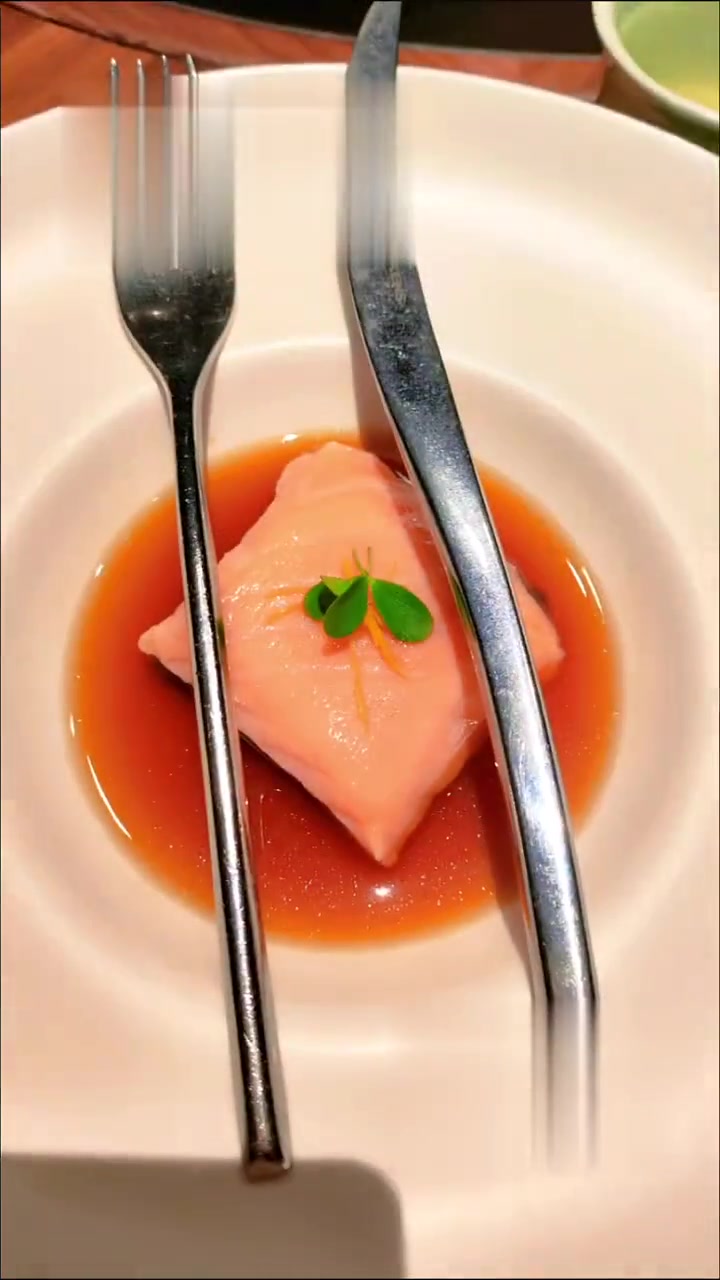 今天早上,儿子特意从北京搭乘飞机赶来成都,只为陪我庆祝60岁生日,这份心意让我格外感动。他