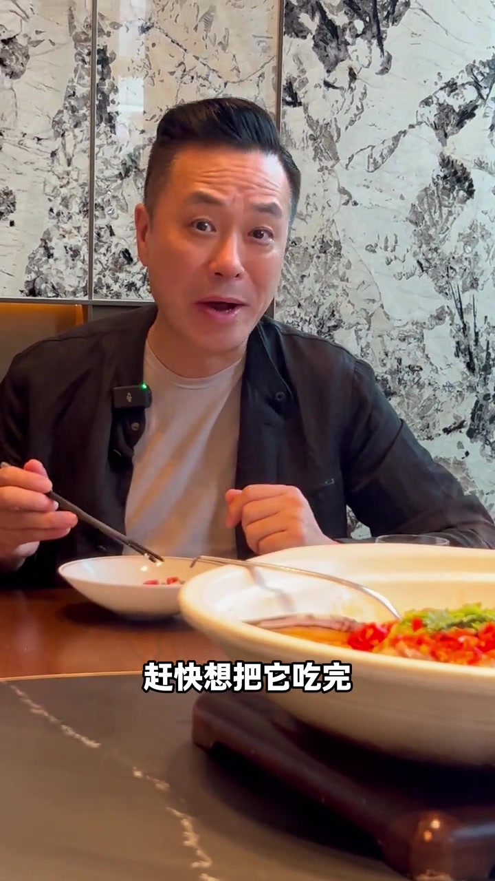 体验经典粤菜,溏心富贵虾,橘色琥珀虾膏甘鲜醇厚,一口满足