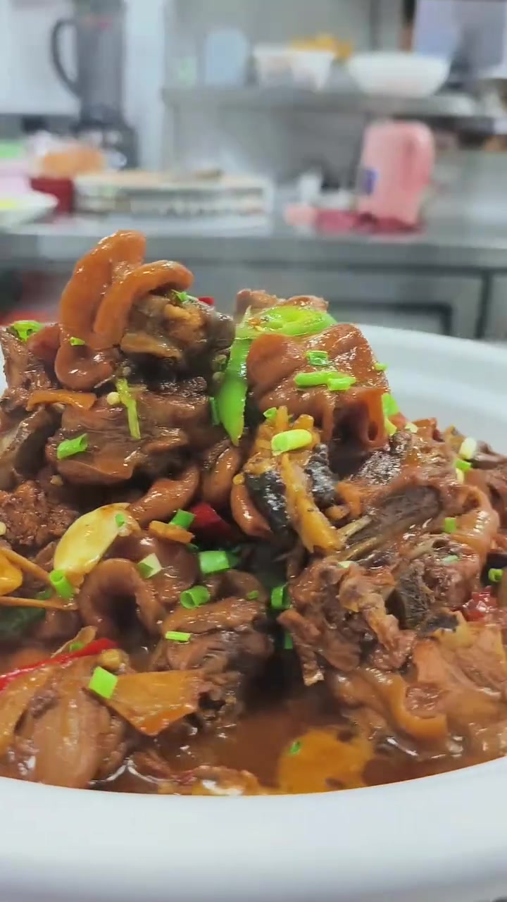 星级酒店招牌鲜上鲜肥肠鸡,做法超诱人!