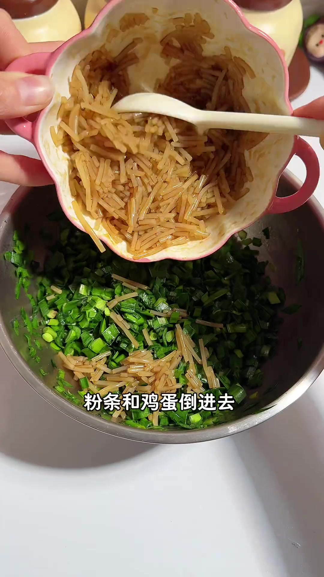 手不沾面用绞肉机做个韭菜粉丝包,蓬松暄软嘎嘎好吃