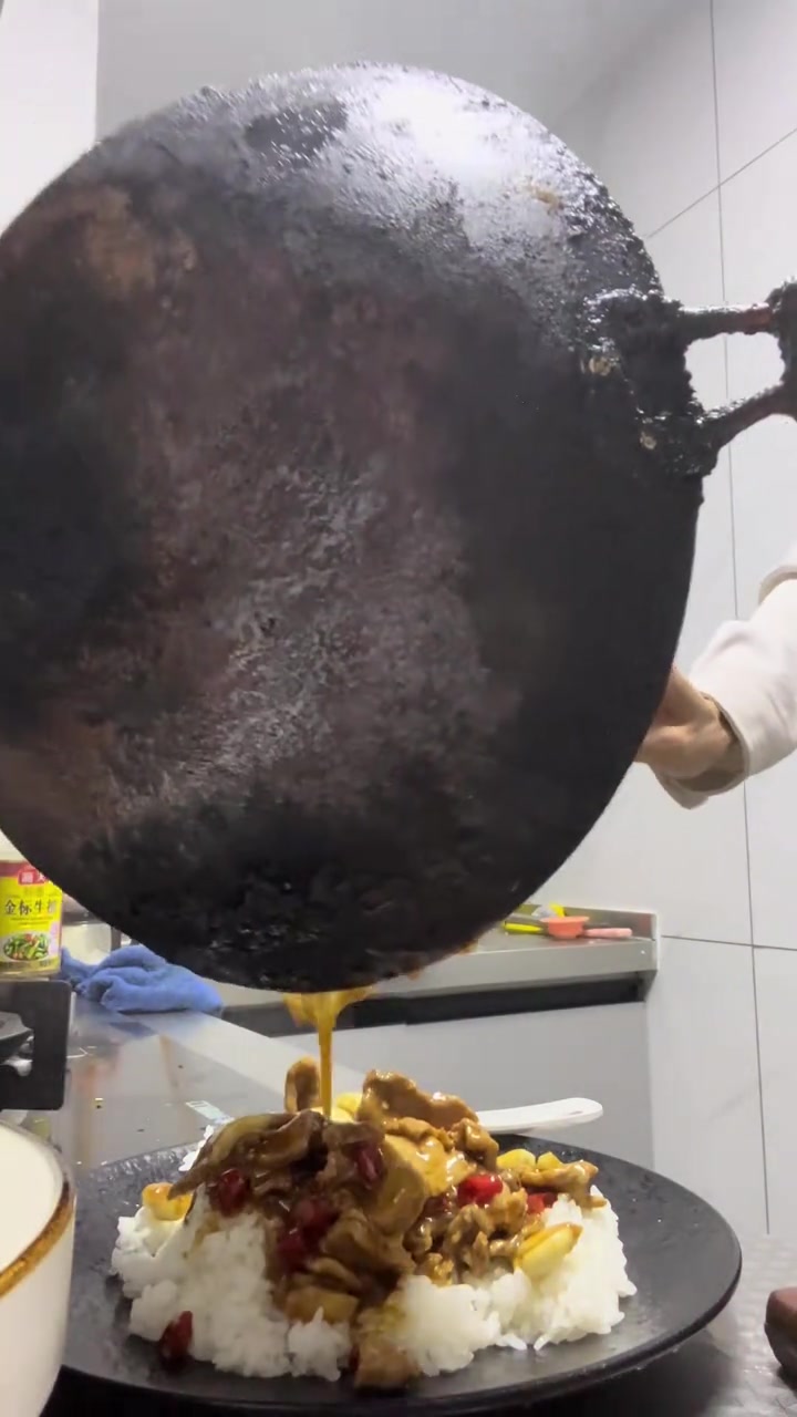 猫咖酒馆老板下班炫饭之孜然牛肉盖浇饭