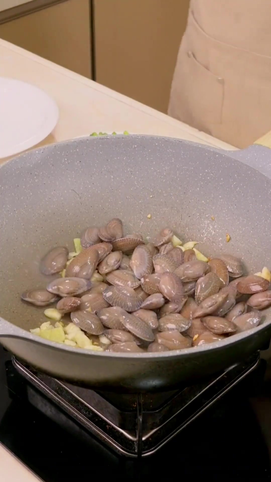 干贝沙茶酱炒花甲,鲜香下饭的家常菜~