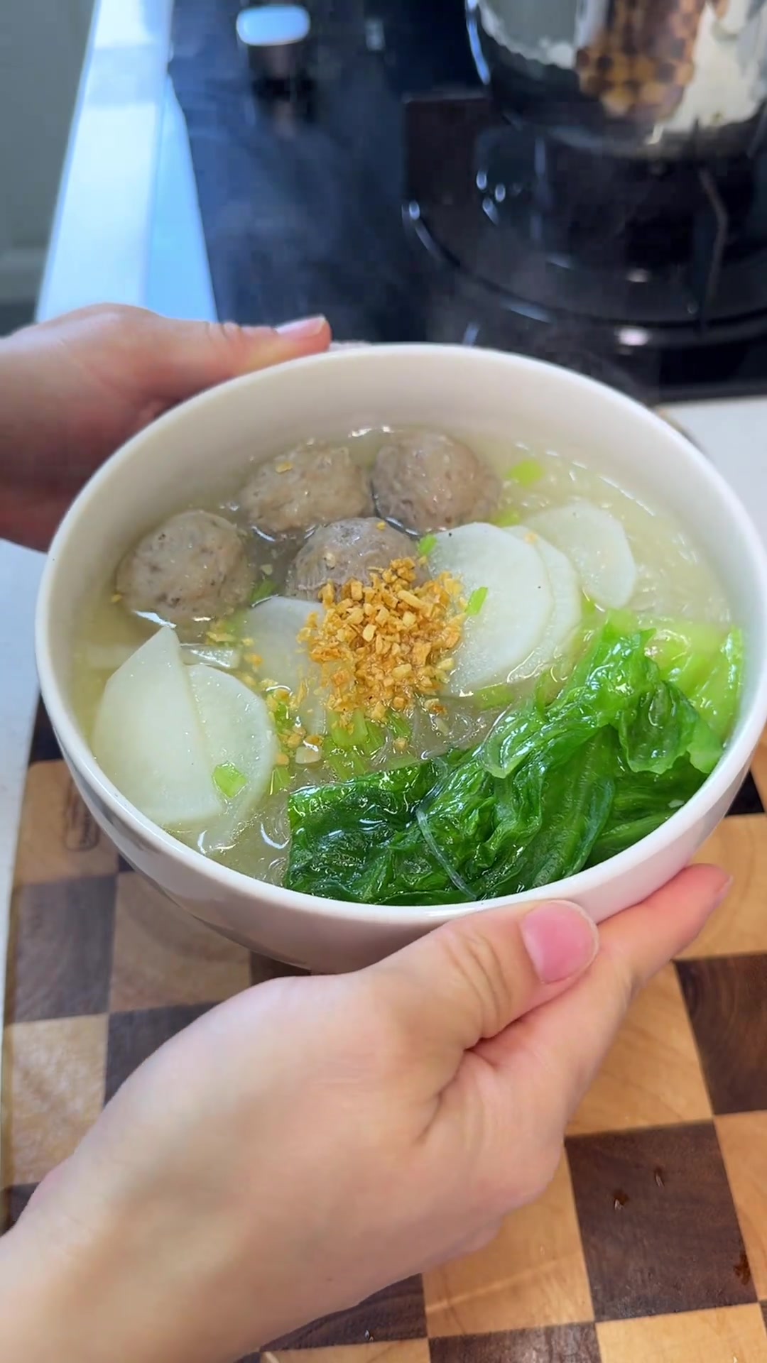 今天早餐做了汤鲜味美的牛肉丸粉丝汤,做法很简单味道也很不错,还搭配了小朋友爱吃的芝士小披萨