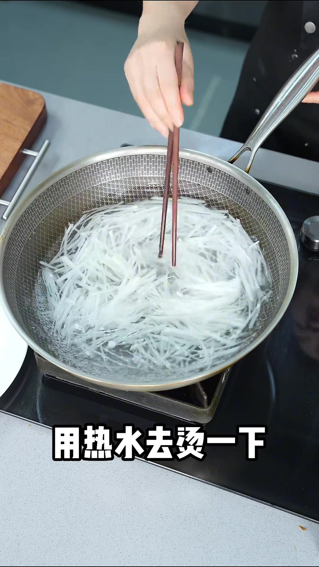 白虾烧萝卜丝,白萝卜与白虾共烹,鲜上加鲜