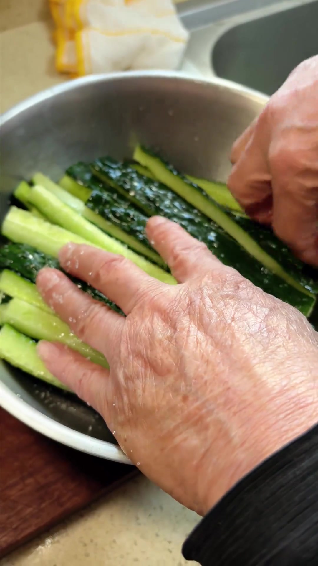 黄瓜怎么做好吃又脆香？笋干菜脆黄瓜超下饭！