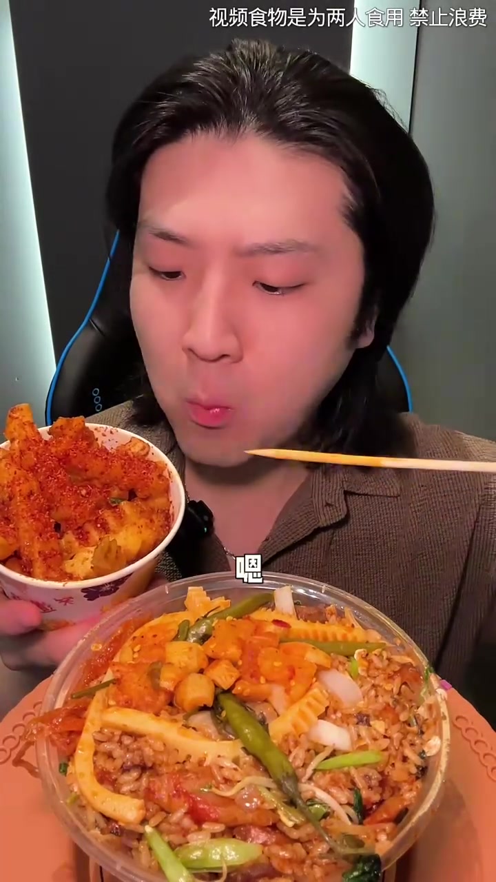 大炉灌饼香脆好吃,酱汁是灵魂～铁板炒饭锅气十足,小菜更是种类繁多～大哥家沙威玛烤肉设备专业