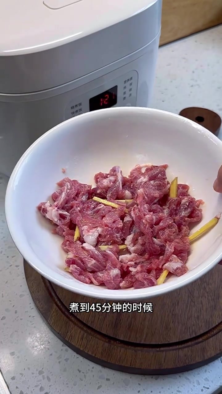 用电饭煲煮皮蛋瘦肉粥好吃又方便