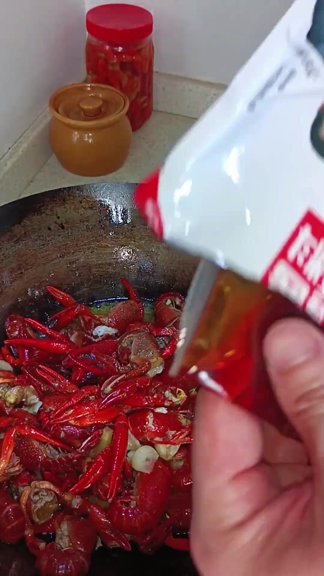 麻辣小龙虾配劲道方便面,简直绝了!