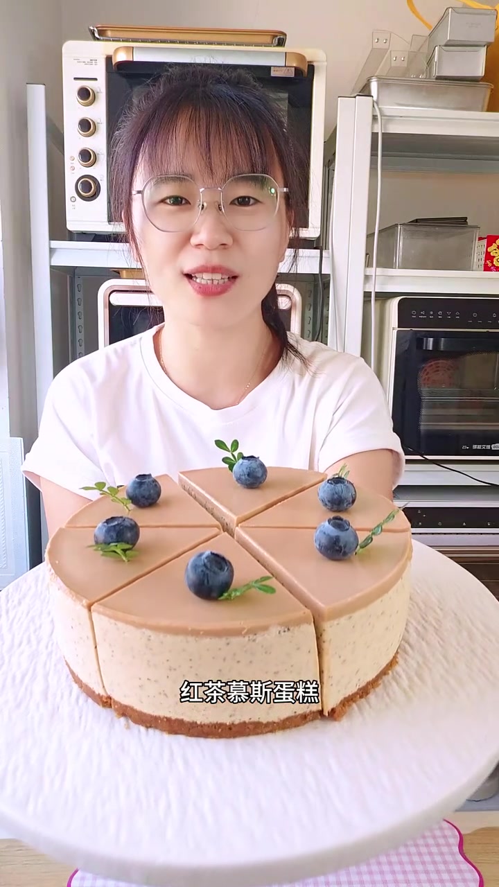 甜品界又简单又好吃颜值还高的一定是慕斯蛋糕！今天的红茶慕斯蛋糕真真是太好吃了！浓浓的茶香奶