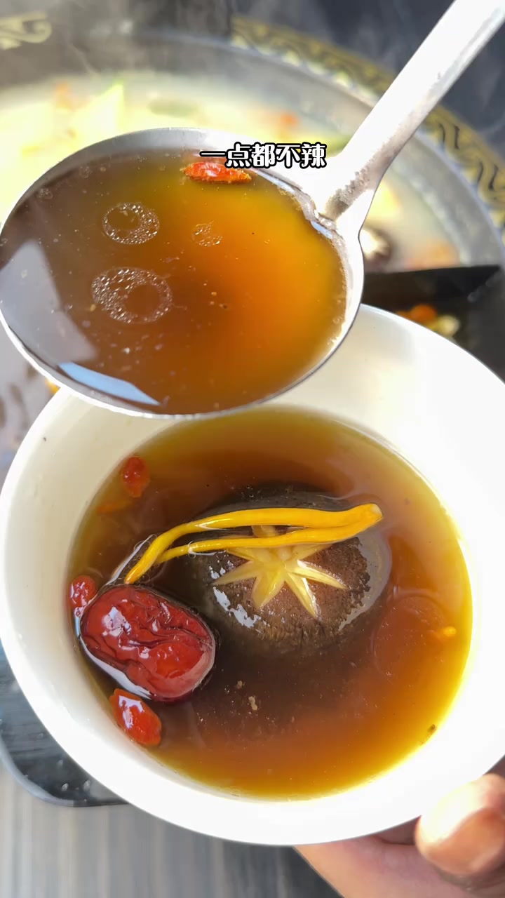 冬天吃这个清汤火锅特别的暖和记得涮菜之前喝口汤又暖胃又营养又美味对于不能吃辣的朋友们简直太