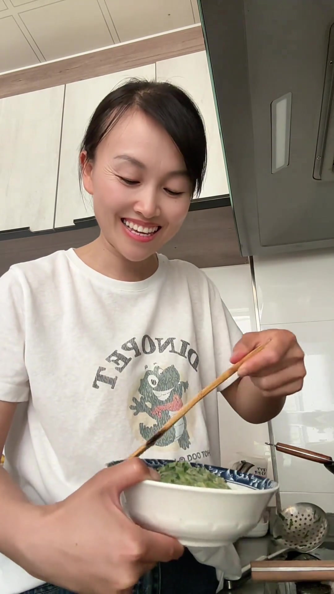我们这里吃这小白菜和土豆泥弄一起,好不好吃一定要压平正