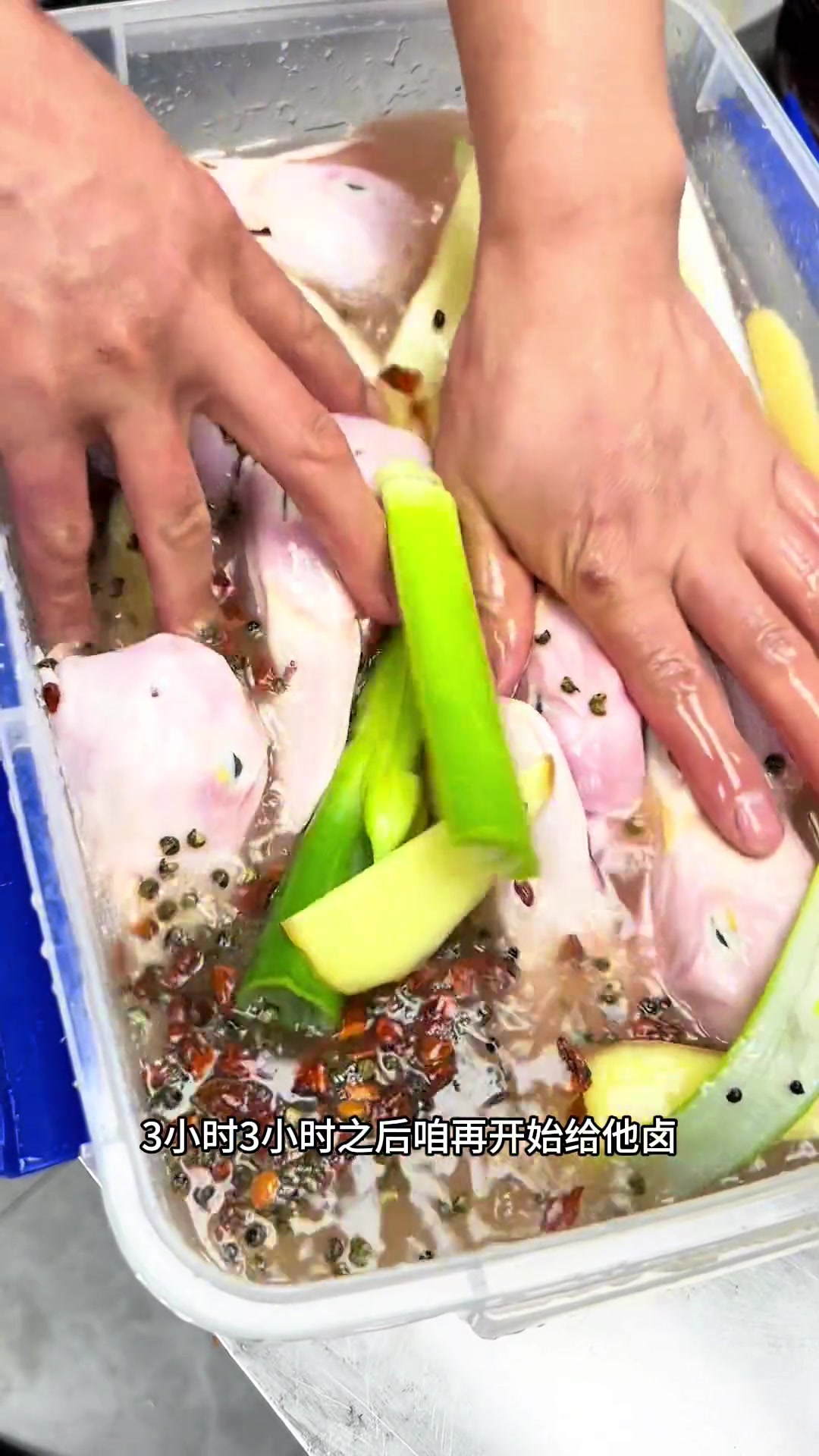 麻辣鸭头辣到冒汗,嗦完手指都要嘬三遍!