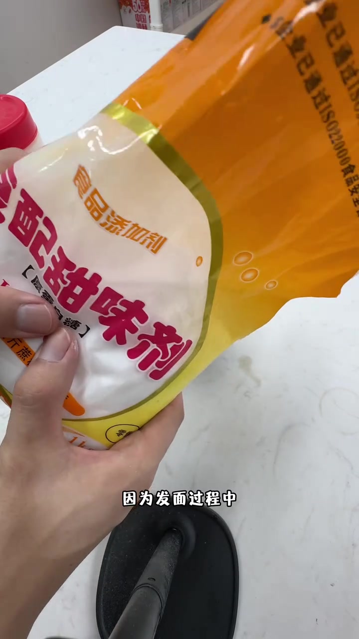 早餐店奶香馒头配方,可以利用鲜奶香精,糖精等食品添加剂降低成本、提成味道,年轻人喜欢吃,生