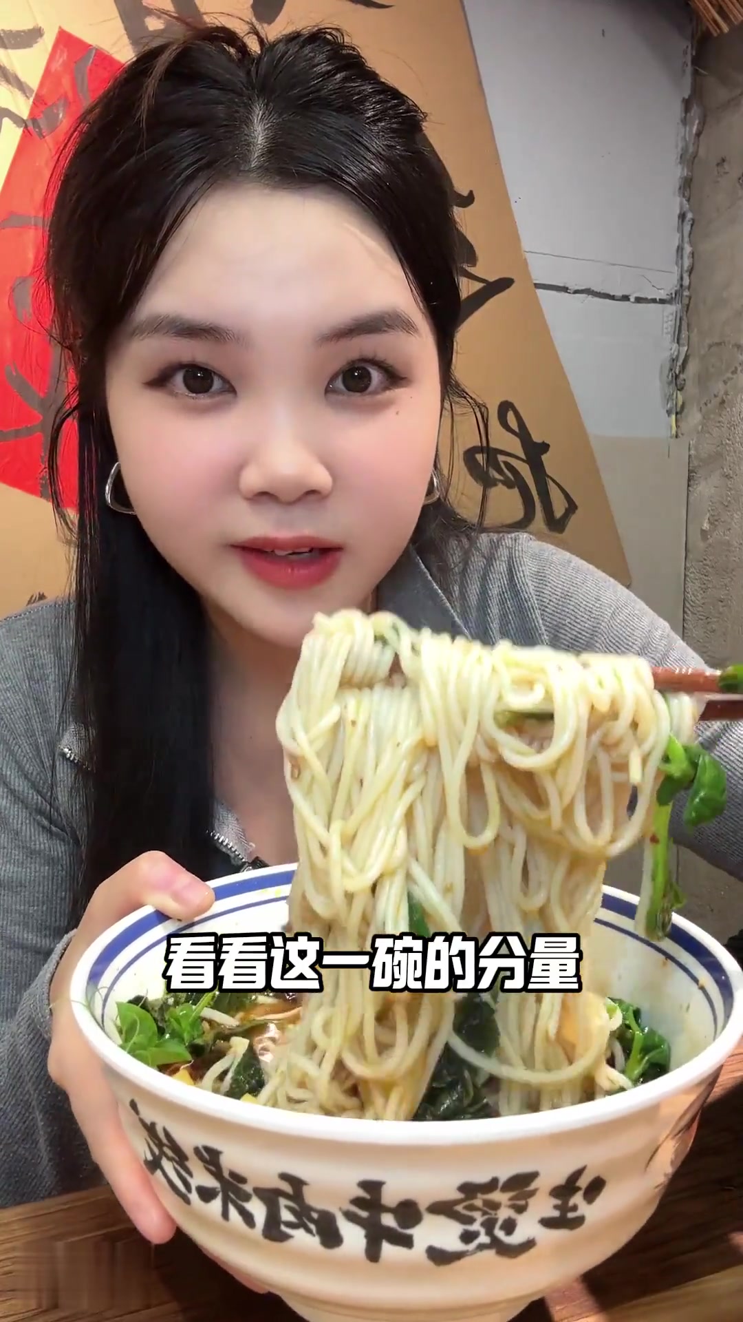 用“木头”作为香料的云南生烫牛肉米线原来可以那么香?!