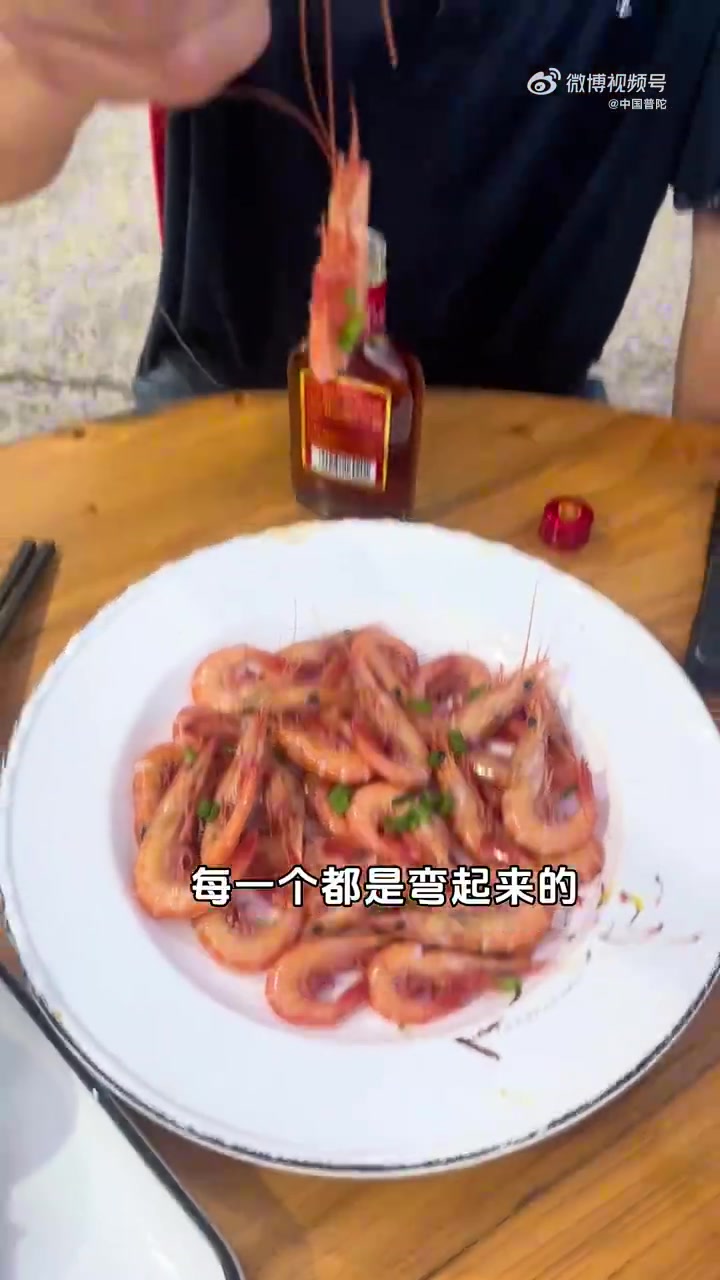 舟山人晚上这顿,哪是吃饭啊!是把大海直接端桌上来炫啊!渔港刚捞的鲜货,灶上随便一炖一焯,那