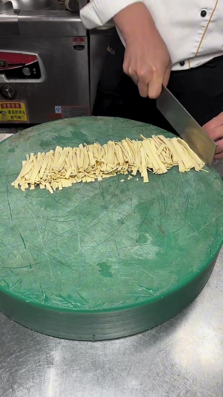 十个人九爱吃!尖椒炒豆腐皮教程,家常味