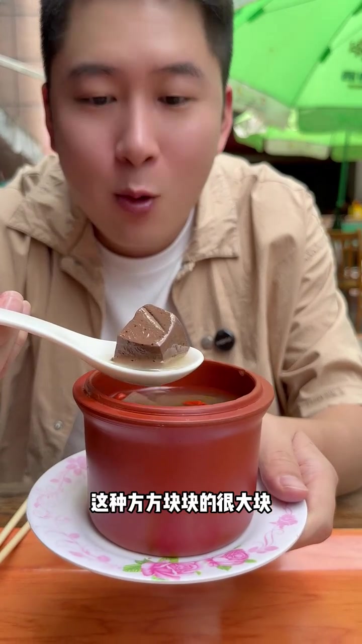 今日品尝老南宁粉饺芋头糕，配黄皮果酱超赞！