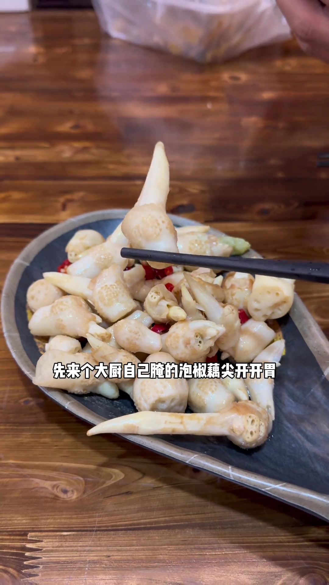藏在巷子里的宝藏小店，一家有爱的江湖菜馆。折耳根，豌豆尖，自贡菜，川渝菜，美食本没有故事，