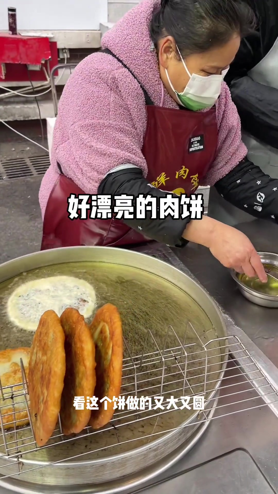 葱花鲜肉饼现场制作大姐手艺超赞还分享